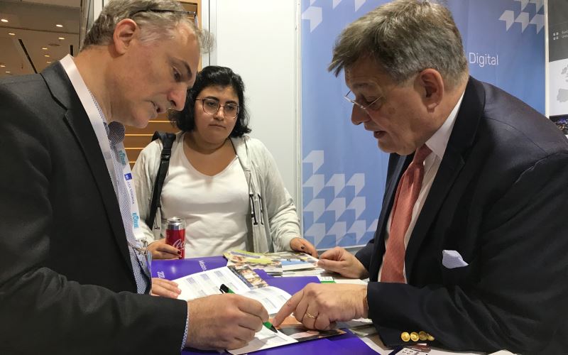 Potsdam Üniversitesi Prof. Dr. Florian Schweigert, Vizepresident für internationales, alumni und funding ile programları değerlendirirken